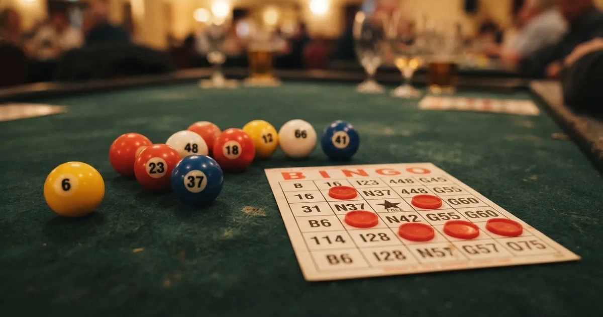Karta do bingo z odznaczonymi liczbami obok wylosowanych kulek na stole w kasynie online